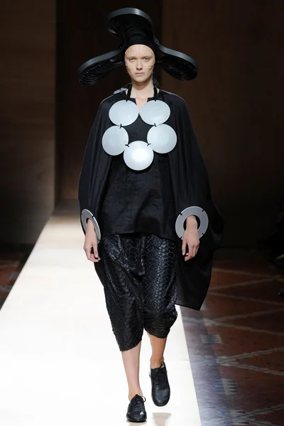Look 10